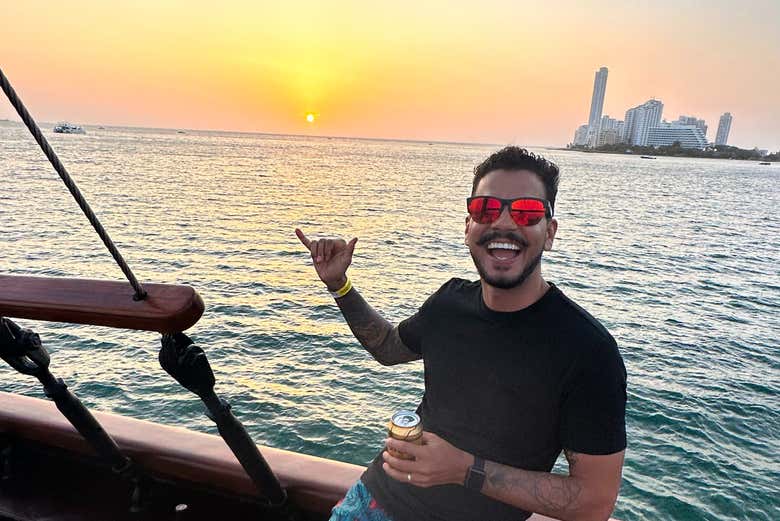 Curtindo o pôr do sol no barco pirata