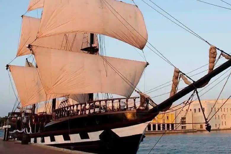 Barco pirata preparado para o passeio