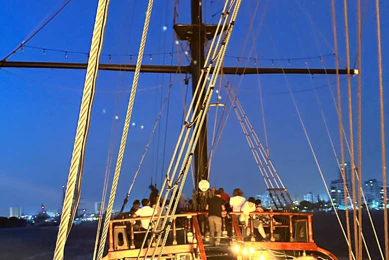 Diversão ao anoitecer no barco pirata