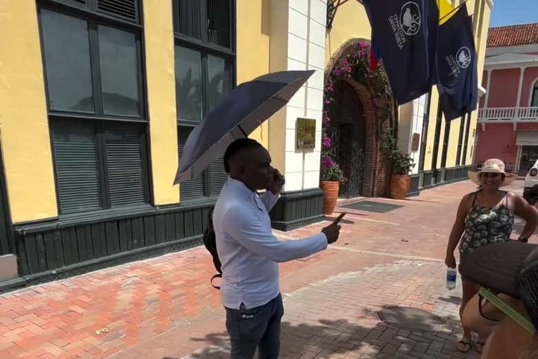 Escutando as explicações do guia em uma das paradas