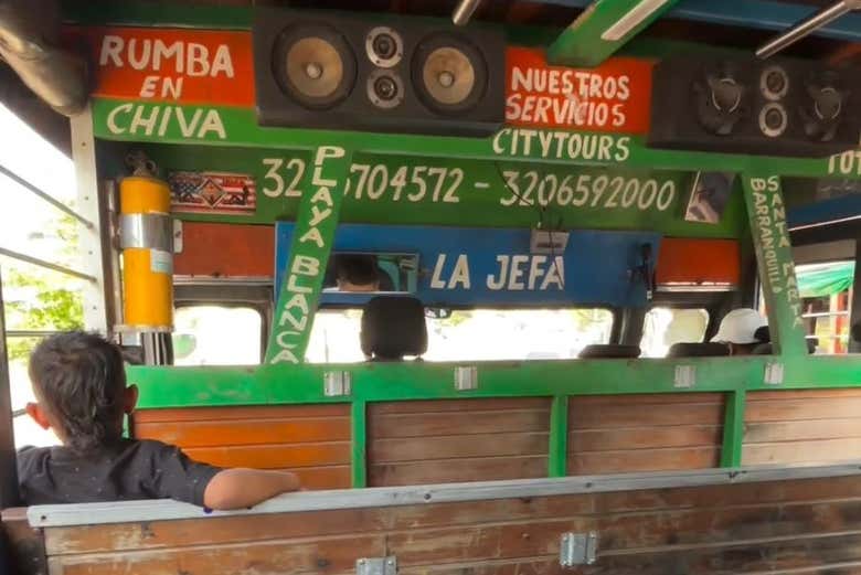 Interior da chiva rumbera