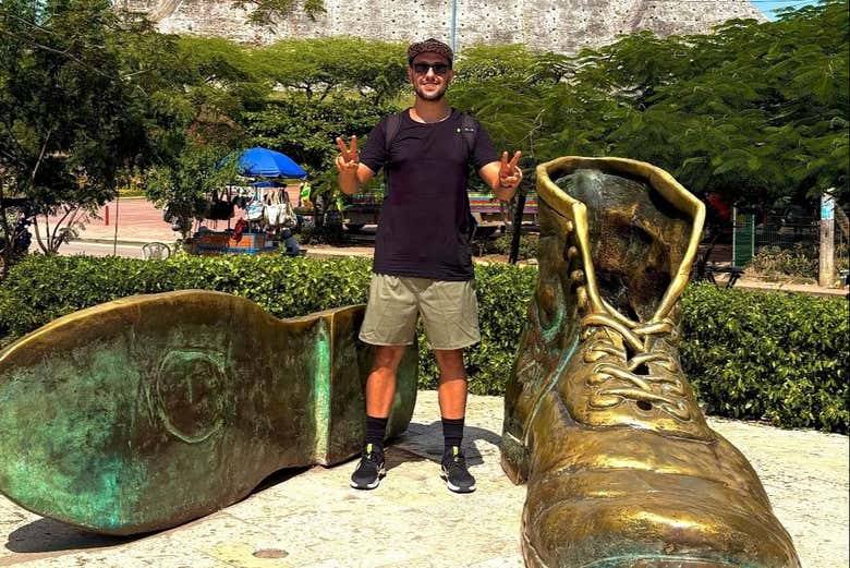 Parada no Monumento a los Zapatos Viejos