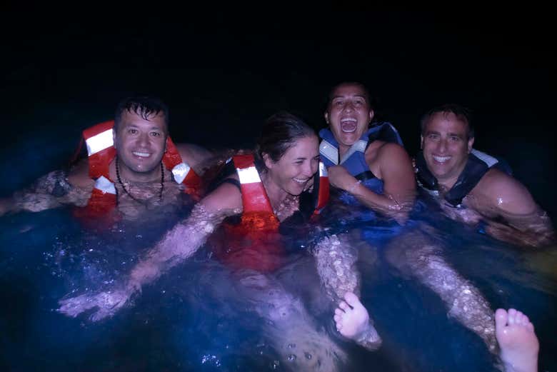 Grupo disfrutando de la actividad nocturna