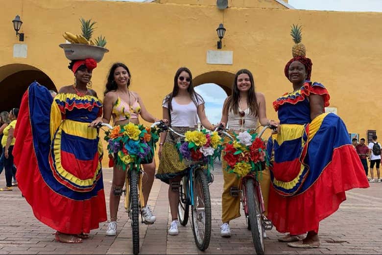 Foto con unas palenqueras junto a la Torre del Reloj