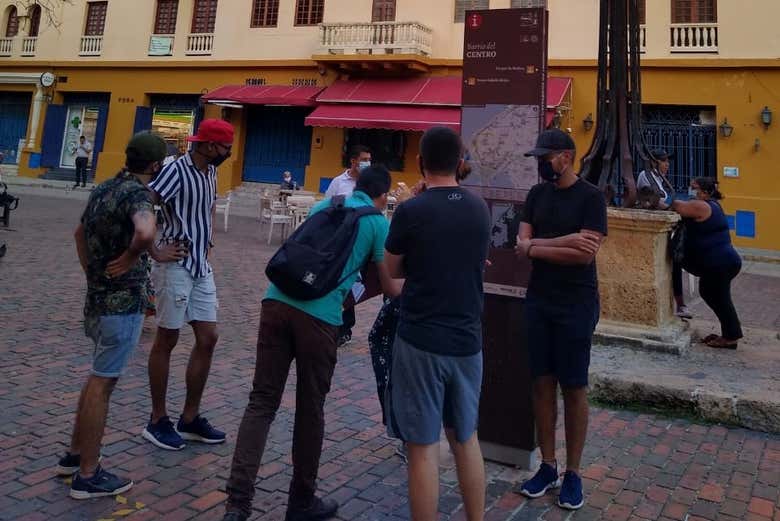 Escuchando las explicaciones del guía