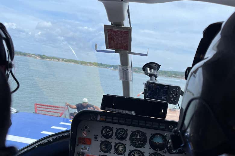 Disfrutando del paseo en helicóptero por la bahía de Cartagena