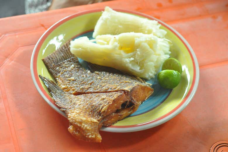Colazione di pesce fritto, yucca e lima
