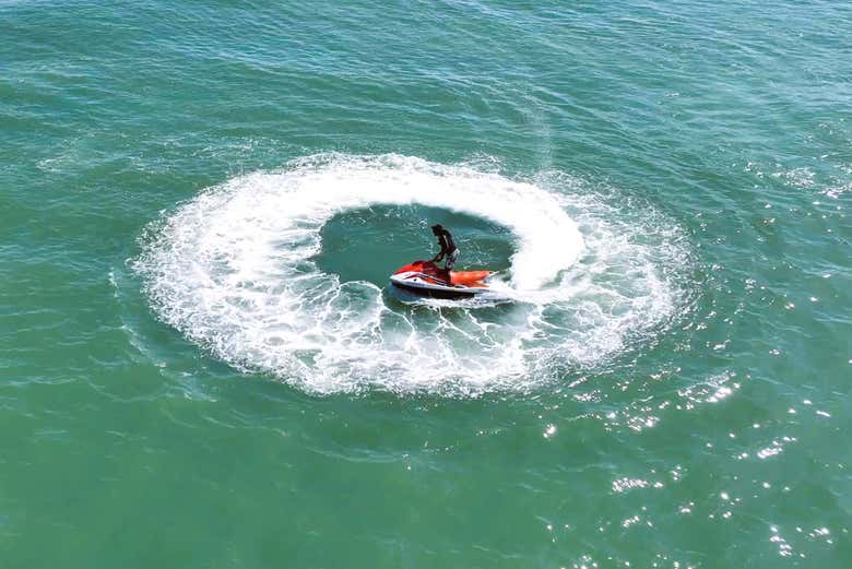 ¡Conduciendo la moto de agua a toda velocidad!