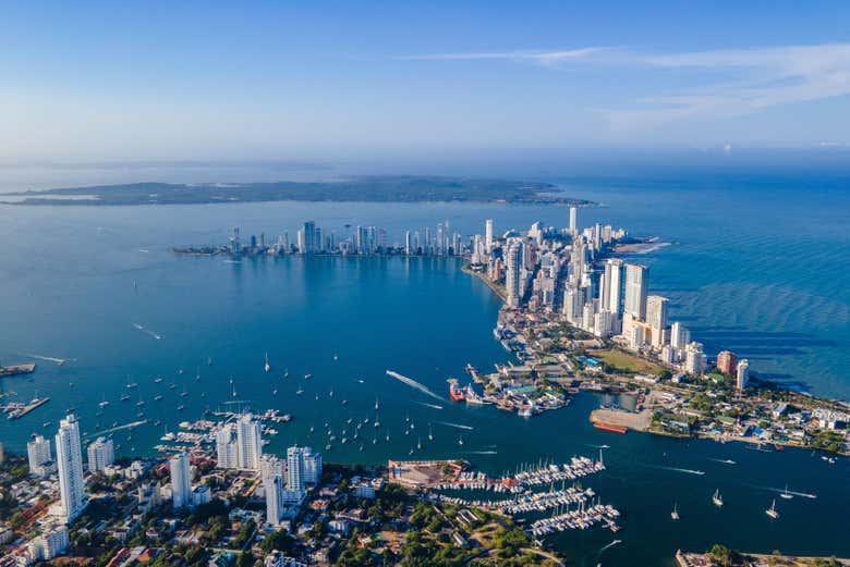 Cartagena moderna junto al mar Caribe desde las alturas