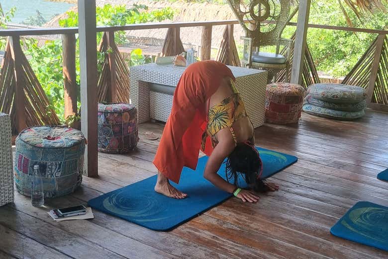 Realizando la clase de yoga