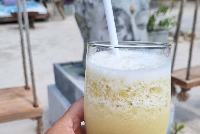 Disfrutando de una bebida de refrescante antes de clase de yoga
