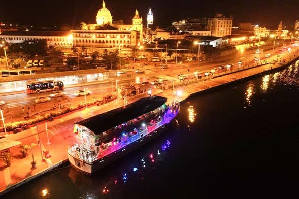 Paseo en barco con espectáculo y cena por Cartagena