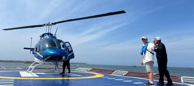 Fiesta caribeña en barco + Paseo en helicóptero