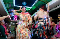Tour en chiva rumbera por Cartagena + Fiesta en una discoteca
