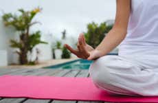 Yoga en el Namasté Beach Club de Tierra Bomba
