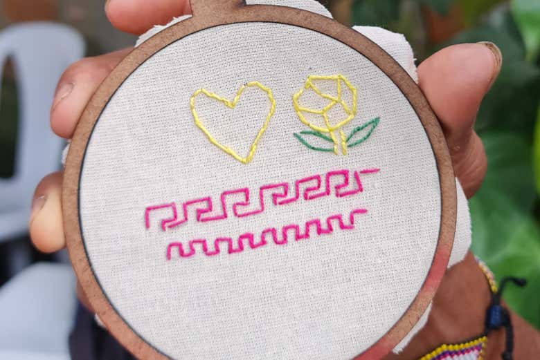 Um dos bordados da oficina