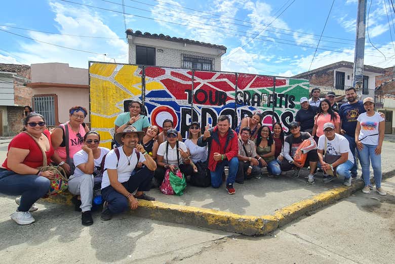 Posando frente a un mural bordado de Cartago