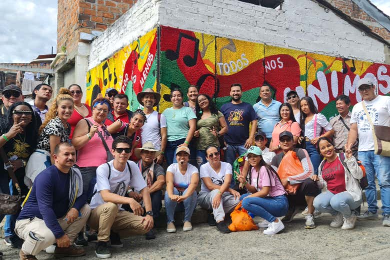 Desfrutando do tour do grafite bordado de Cartago