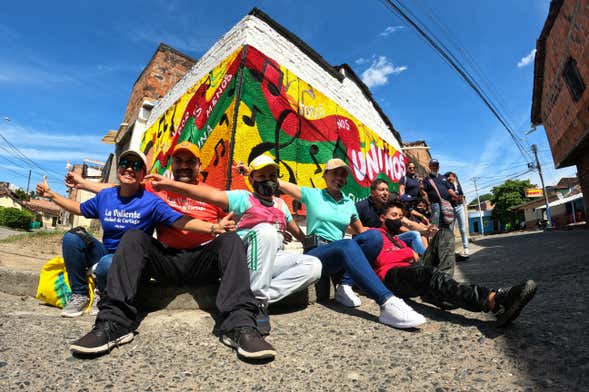 Tour del grafiti bordado por Cartago