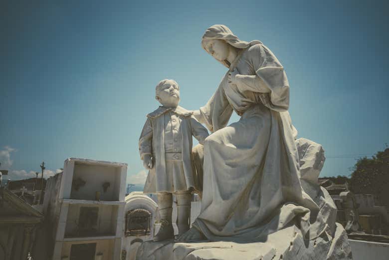 Escultura de mármol en el cementerio de los ricos