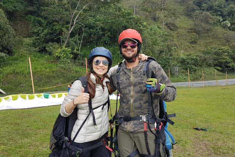 Dos amigos felices de vivir la experiencia en parapente