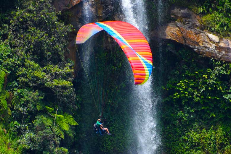 Sobrevolando Cocorná en parapente