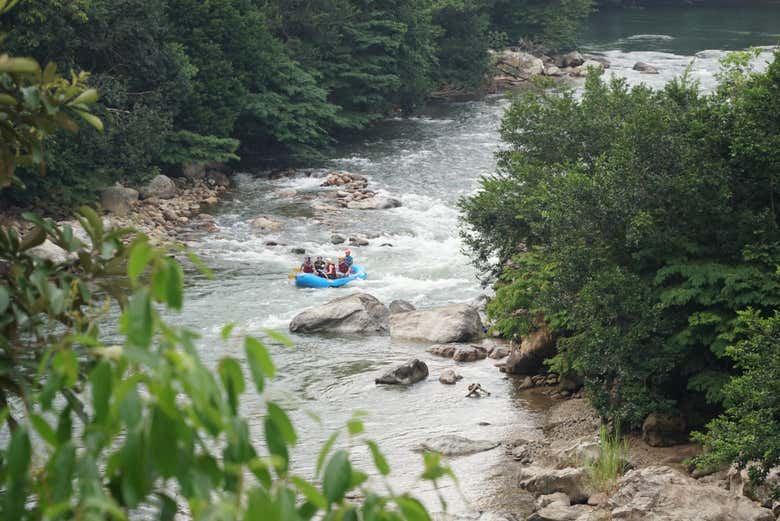 Balsa descendiendo por el río