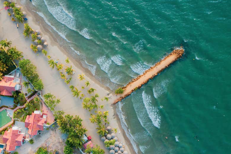 Vista aérea da praia em forma de T