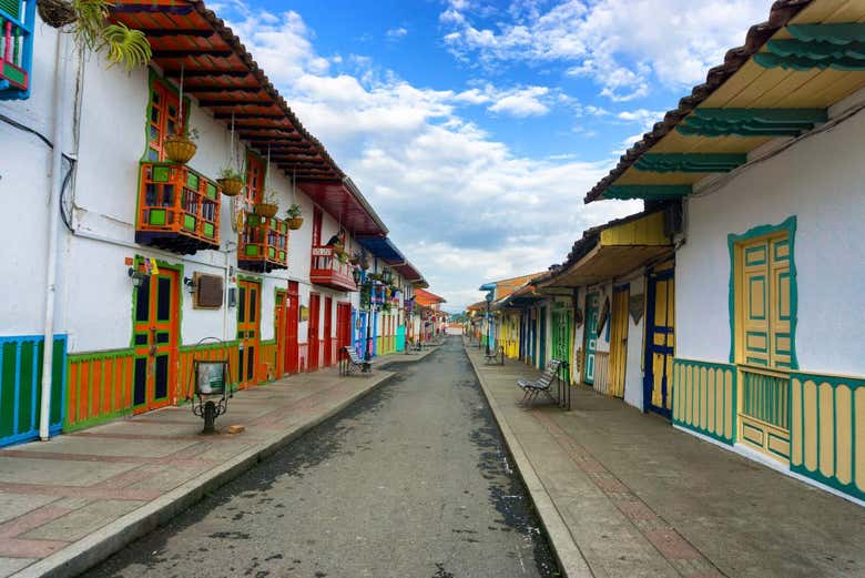 Calle típica del centro de Salento, con las fachadas de colores