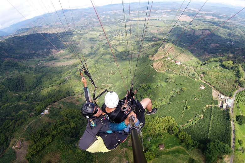 Volo in parapendio sulle coltivazioni di caffè