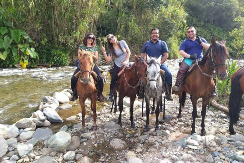 Cabalgando por el río