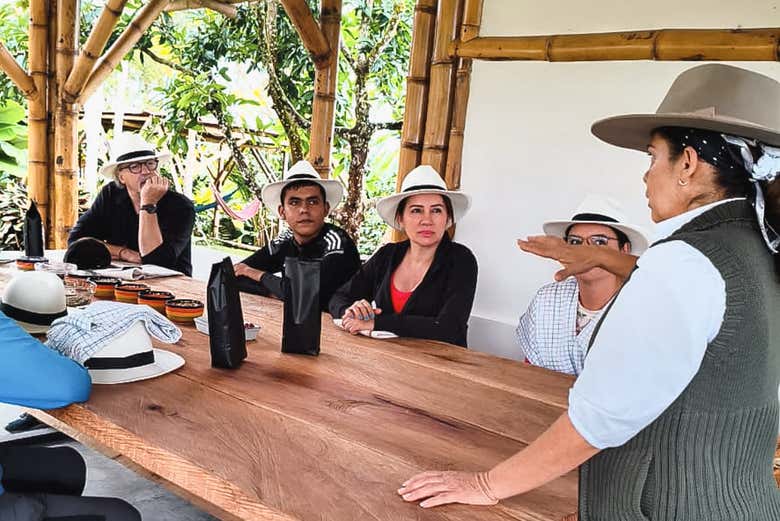 Escuchando atentos las explicaciones