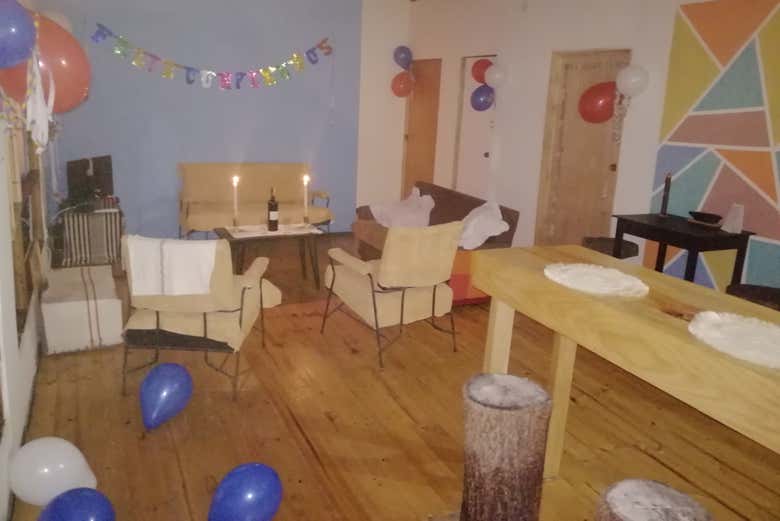 Interior da cabana de madeira