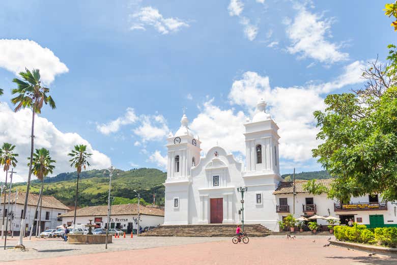 Admirando a catedral de São Miguel Arcanjo