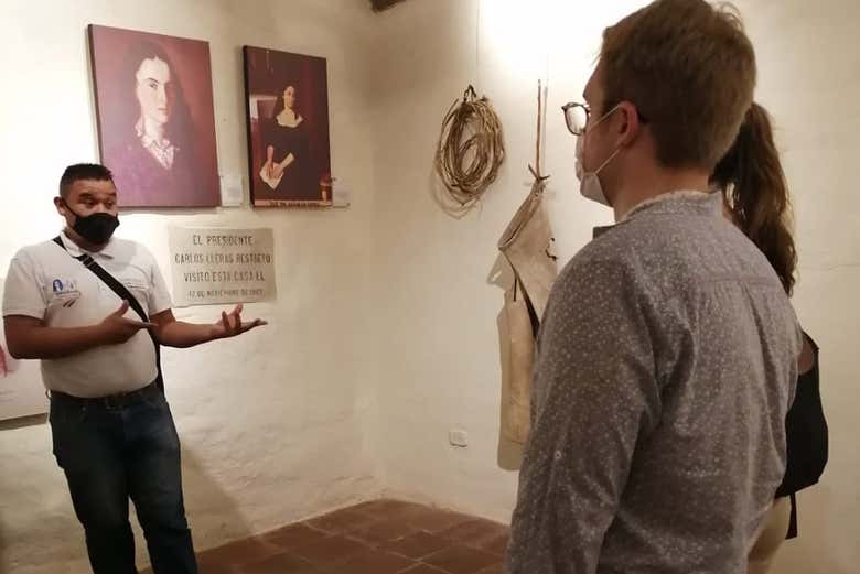 Escutando as explicações do guia