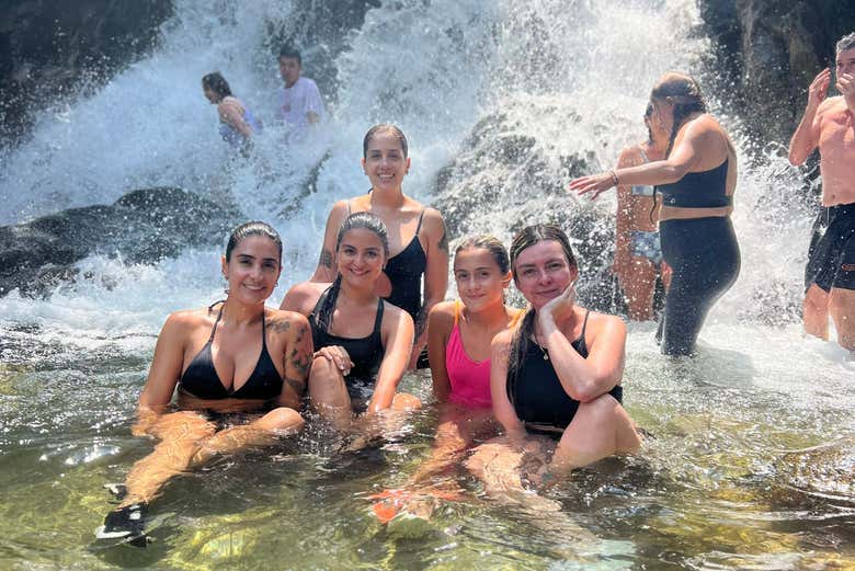 Um grupo de amigos em uma das cascatas da caminhada