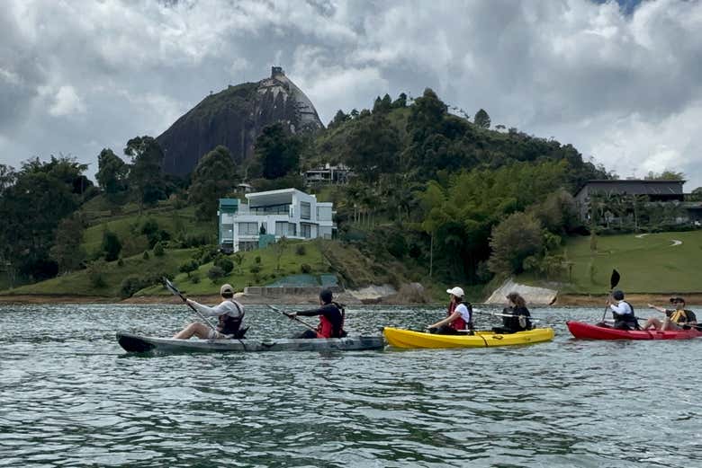 Remando con vistas a la Piedra del Peñol