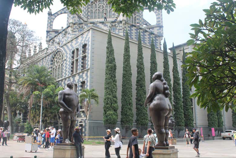 Admirando as obras de Botero