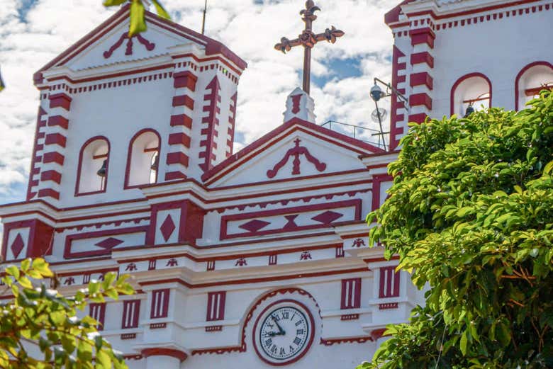 Fachada de la iglesia de Guatapé