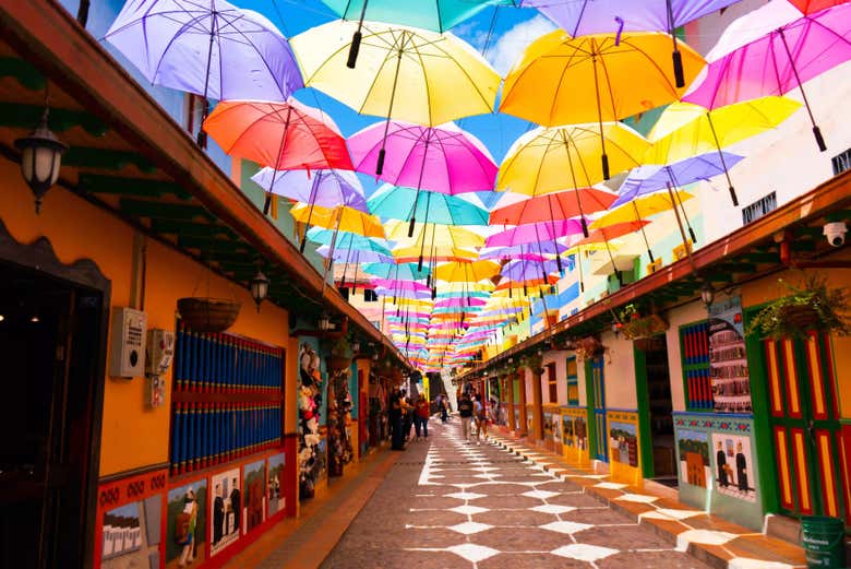 Calle con paraguas en el centro de Guatape