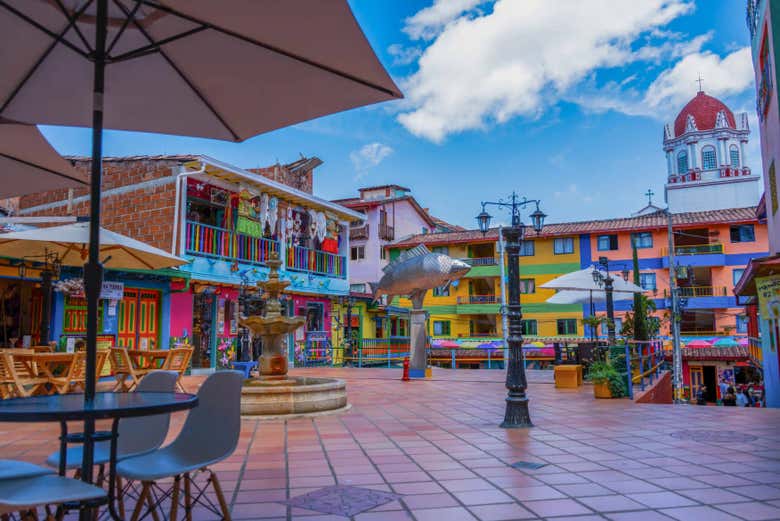 Una de las coloridas plazas de Guatapé