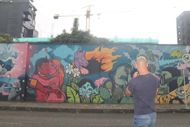 Desfrutando do percurso de arte urbana pela comuna 13