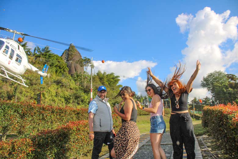 Un grupo de personas felices tras su paseo en helicóptero