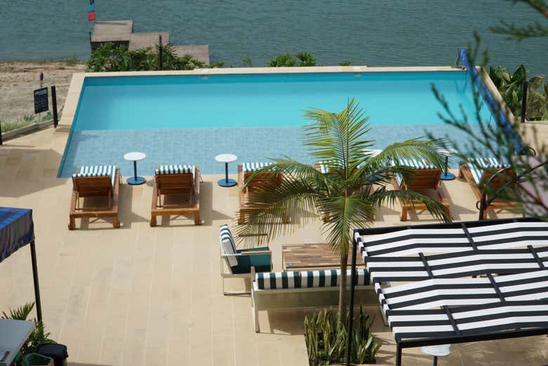 A piscina e o lago a poucos passos de distância