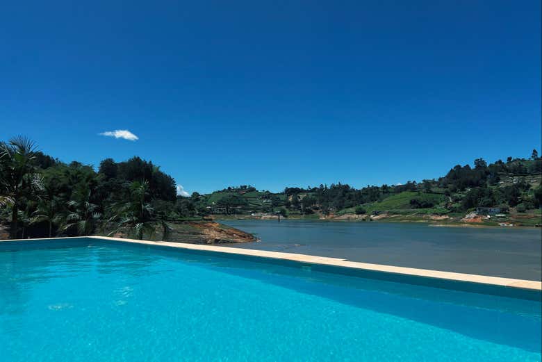 A vista panorâmica da piscina do Lake Club