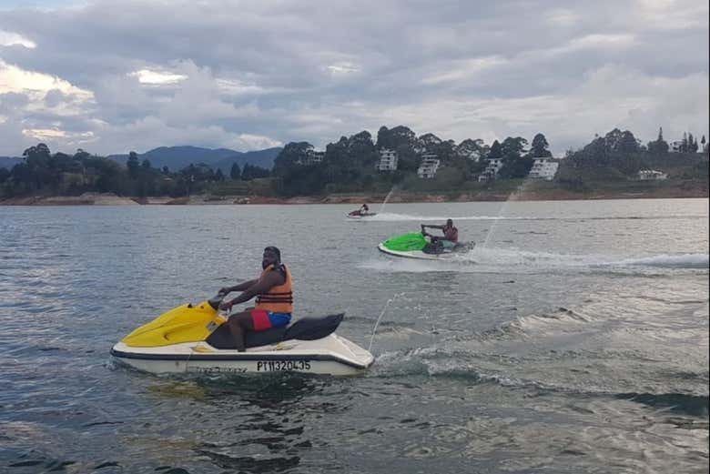 Explore the Guatapé reservoir