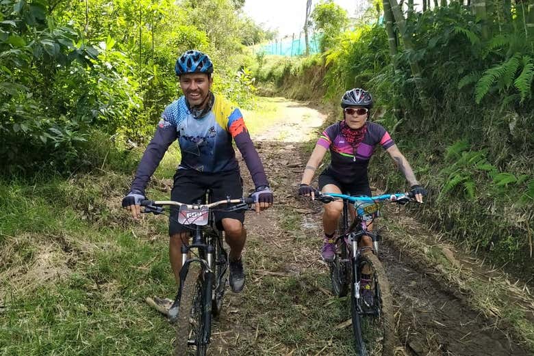 Por los senderos naturales durante el tour por Guatapé