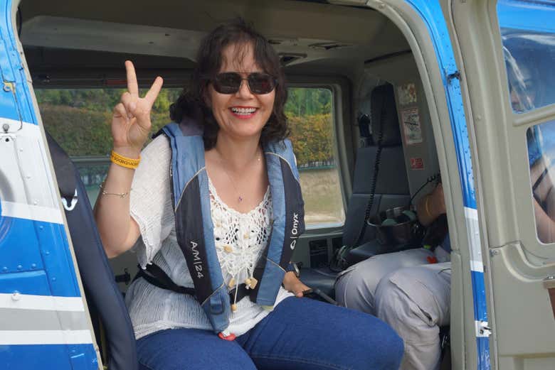 Posando antes de subir al helicóptero