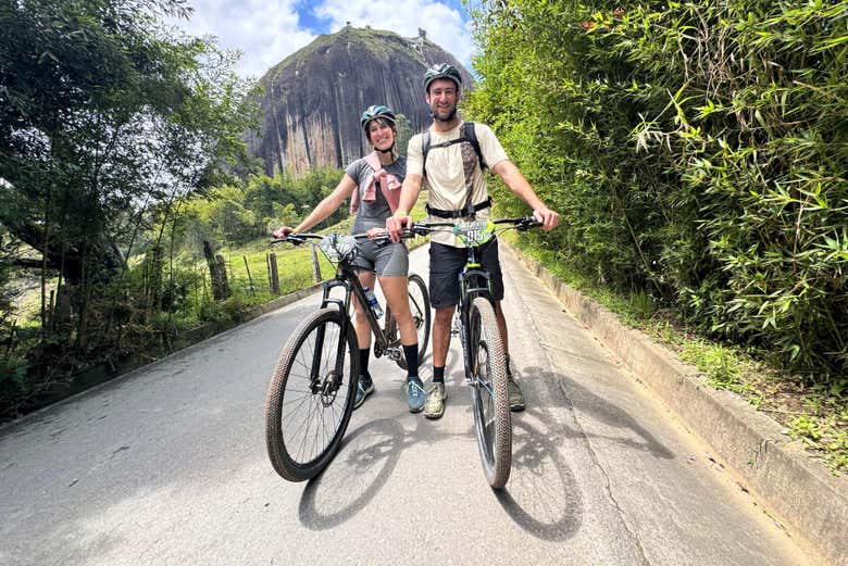 Con la Piedra del Peñol al fondo