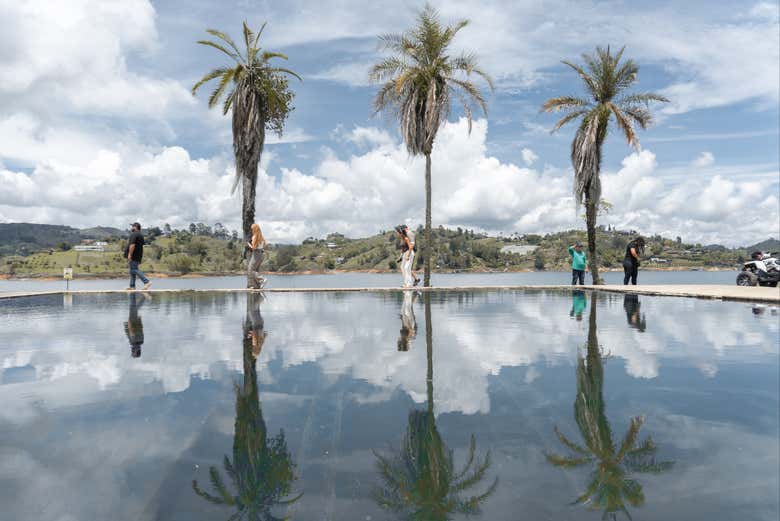 Paseando junto a la piscina de la finca